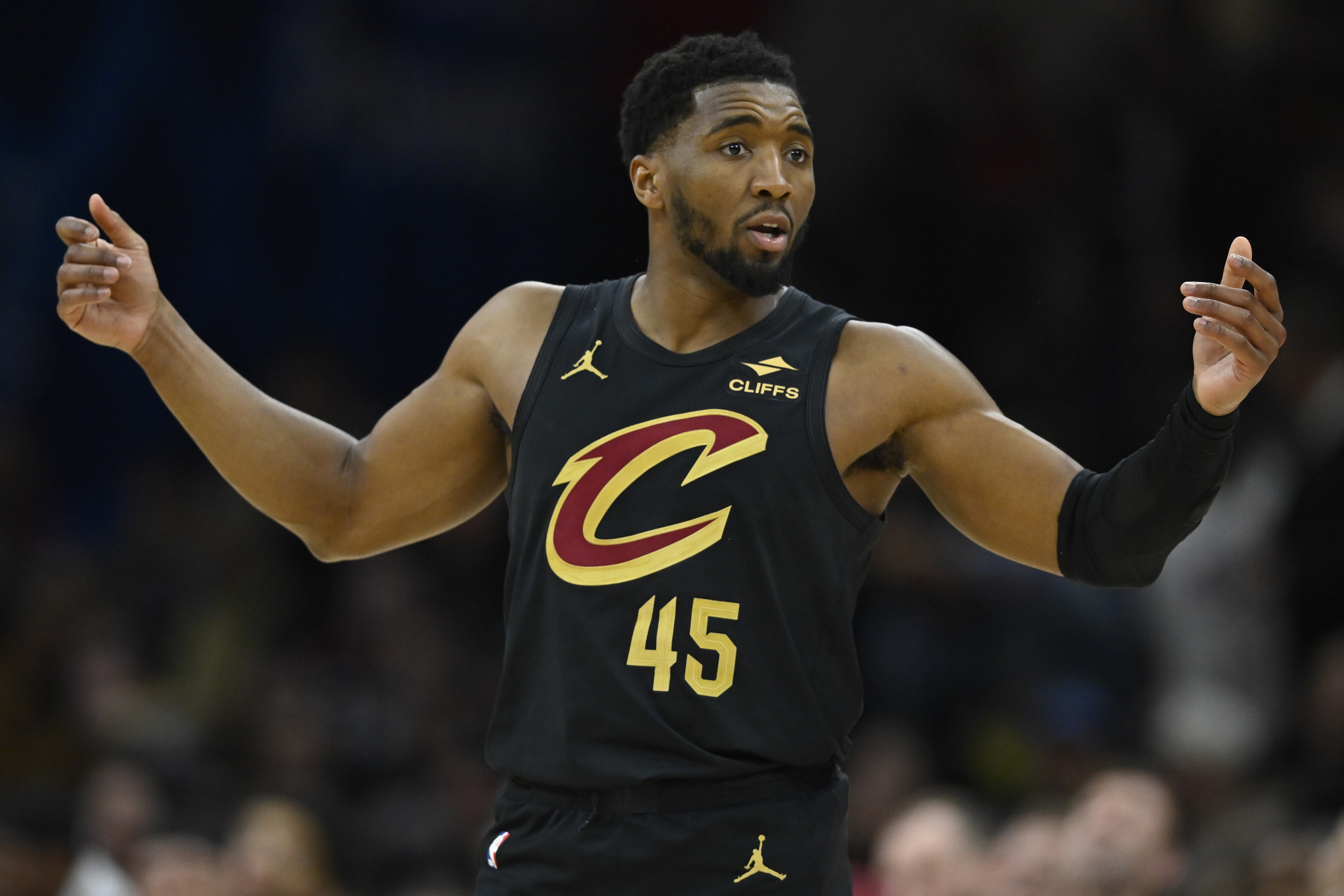 333体育|电竞-官方网站-再加把劲儿！米切尔半场首发17分钟 13中6&amp;三分4中1砍16分2板